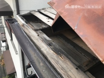 劣化し朽ちた屋根木材