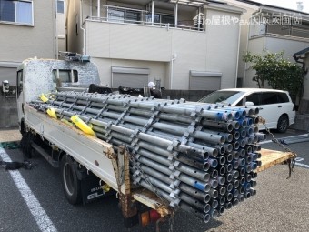 トラックに積まれた足場資材