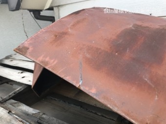 劣化しサビが発生した金属屋根
