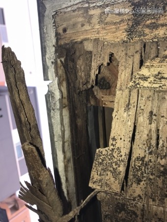 劣化し朽ちた建物木材
