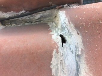 積水ニューウエーブセメント瓦にあながあいています