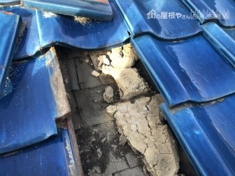 台風で倒壊した屋根瓦