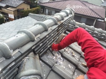 古い漆喰を撤去