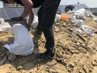 瓦をめくった後の屋根の土撤去作業