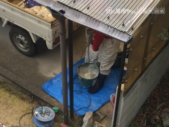 漆喰を撹拌する職人