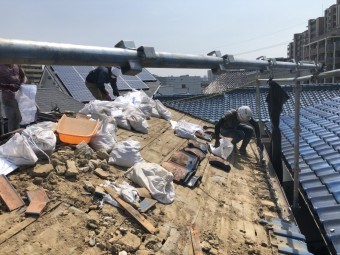瓦をめくった後の屋根の土撤去作業