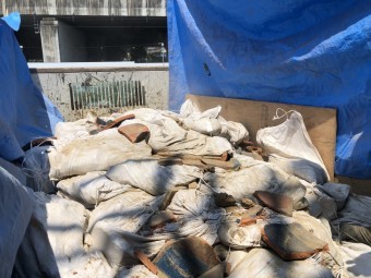 瓦をめくった後の屋根の土撤去作業