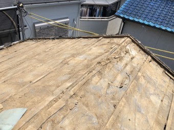 瓦をめくった後の屋根