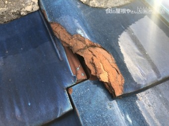 台風で倒壊した屋根瓦