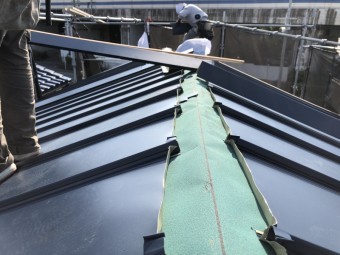 金属屋根葺き替え工事中の大棟