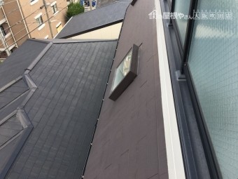 勾配屋根にある採光用の出窓