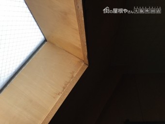 居室出窓の窓枠付近の雨漏りによる雨染み