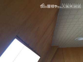 室内窓枠付近雨漏りによる雨染み