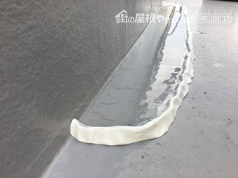 屋上ひび割れ部分に粘土で囲って散水試験をする