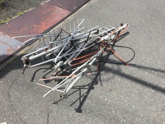 屋根から撤去したアンテナの廃材