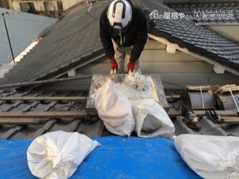 屋根下地に使うなんばんを練っている職人さん