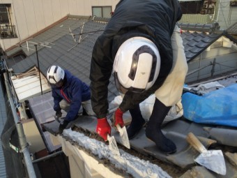 新しい漆喰を詰めていく職人