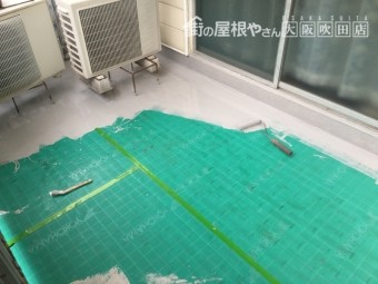 ベランダ防水工事用通気用シートの上に防水塗装を上塗り