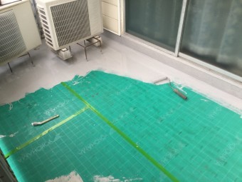 ベランダ防水工事用通気用シートの上に防水塗装を上塗り