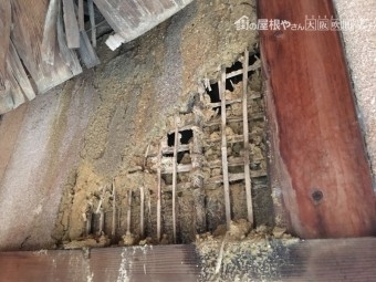 雨漏りによる天井と壁の剥がれ崩れなどの劣化