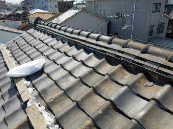 熨斗瓦下の漆喰撤去作業