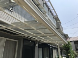 劣化し破れて穴の開いたベランダ屋根