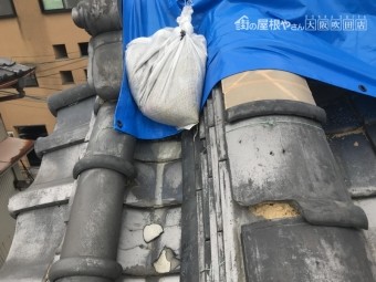 崩れた屋根をブルーシートで応急処置