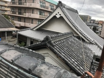 入り組んだ瓦屋根の棟