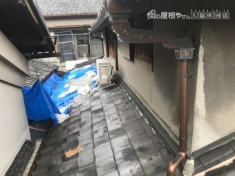 崩れた屋根をブルーシートで応急処置