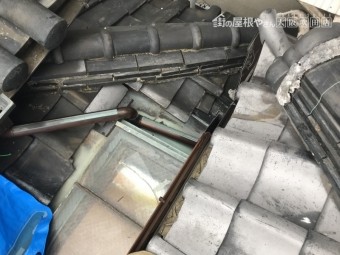 台風で崩れた瓦屋根