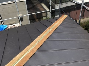棟板金の下地である貫板を設置しました