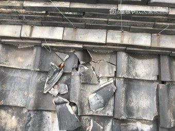 台風で崩れた瓦屋根
