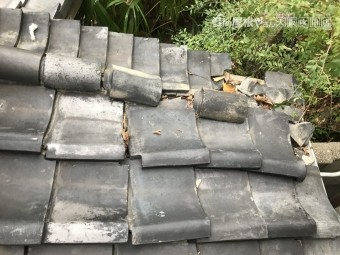 台風で崩れた瓦屋根