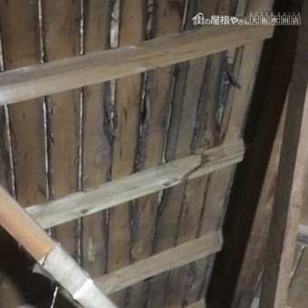 屋根裏から見た雨漏りで朽ちた木造の躯体の様子