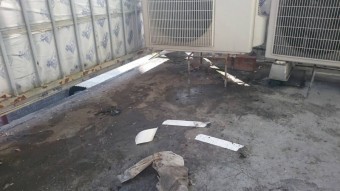 亀裂クラックなどの劣化により雨漏りが発生しているベランダ