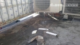亀裂クラックなどの劣化により雨漏りが発生しているベランダ