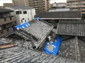 入り組んだ瓦屋根の棟