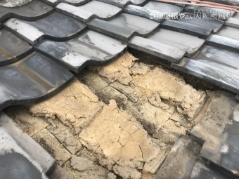 台風で崩れた瓦屋根