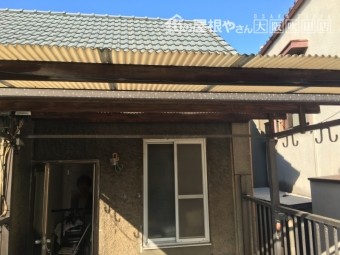 旧くなって黄ばんだ波板ポリカーボネート屋根
