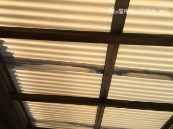 ポリカーボネート屋根の裏側の雨染みの見られる木材