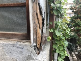経年劣化で朽ちた建物木材