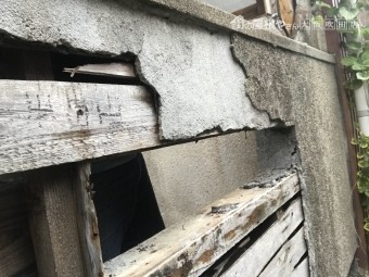 経年劣化で朽ちた建物木材
