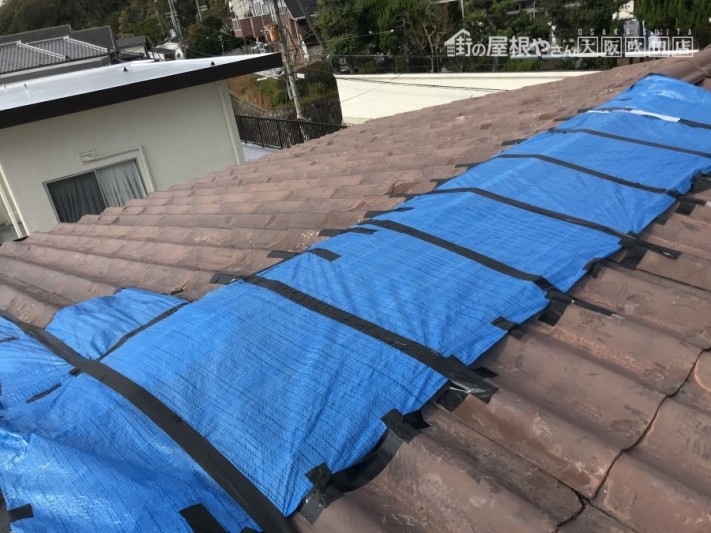 劣化した金属屋根をブルーシートでカバー