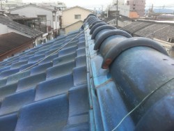 大棟積み替え前の青い瓦屋根