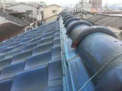 大棟積み替え前の青い瓦屋根