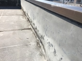 雨漏りのある劣化した屋上