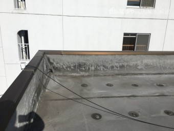 雨漏りのある劣化した屋上