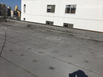 雨漏りのある劣化した屋上