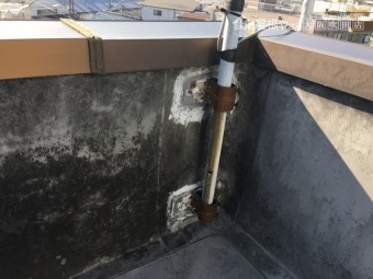雨漏りのある劣化した屋上