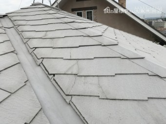 劣化の見られるスレート屋根と谷板金